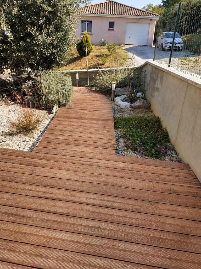 Terrasse bois de maison individuelle réalisée avec les lames SNBD Vieu en Occitanie