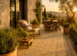 Terrasse en bois de pin traité autoclave classe 4 devant une maison en pierre de style provençal avec mobilier de jardin et olivier.