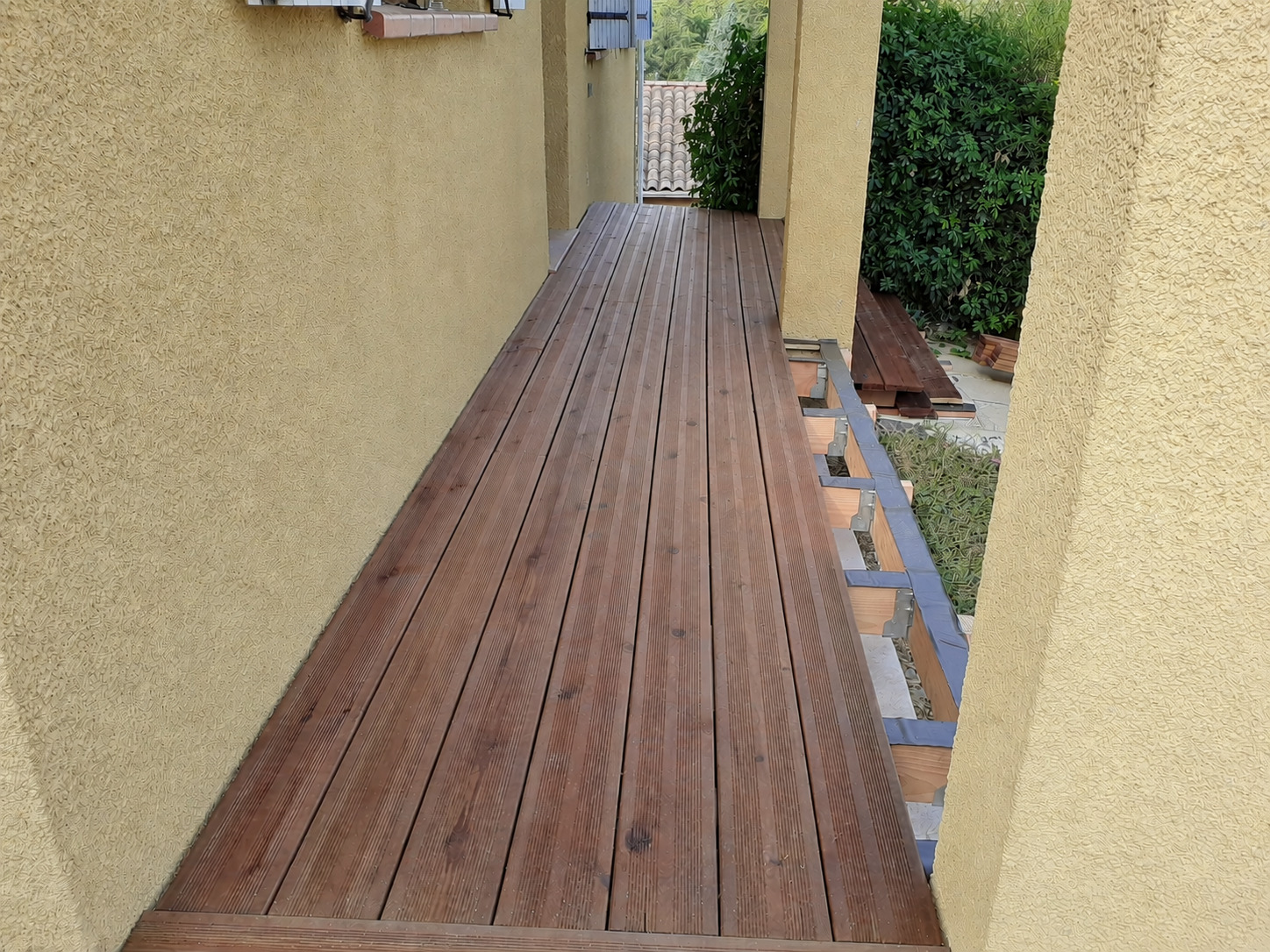 Terrasse bois suspendue de maison individuelle à Albi, Tarn — lames SNBD Vieu