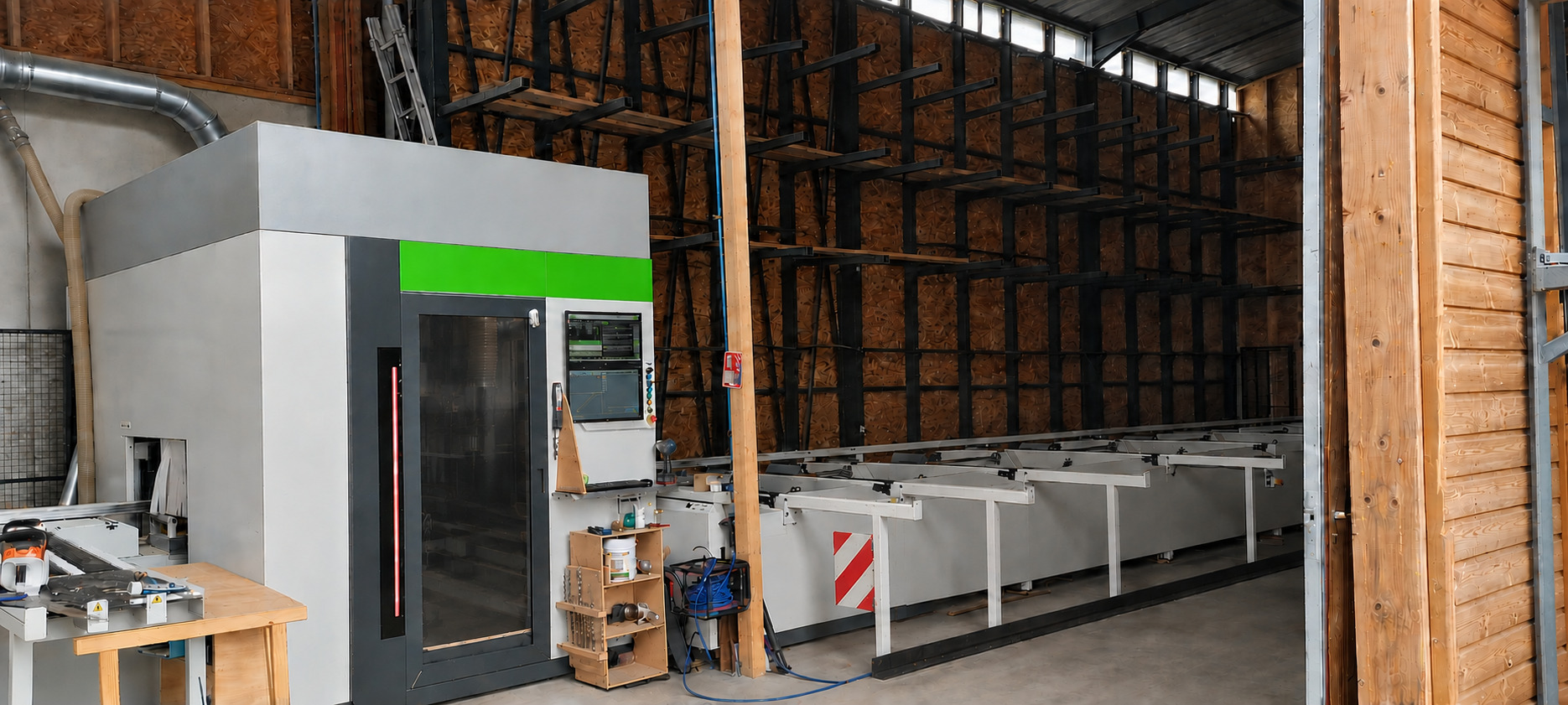 Centre d'usinage numérique pour la fabrication de charpente bois dans l'atelier SNBD Vieu à Graulhet