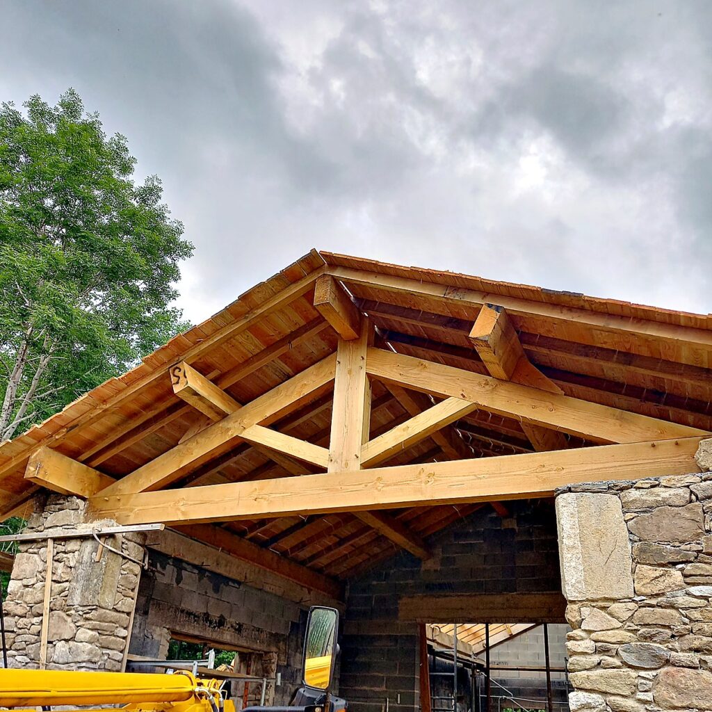 Ferme de charpente traditionnelle assemblée en bois massif — SNBD Vieu