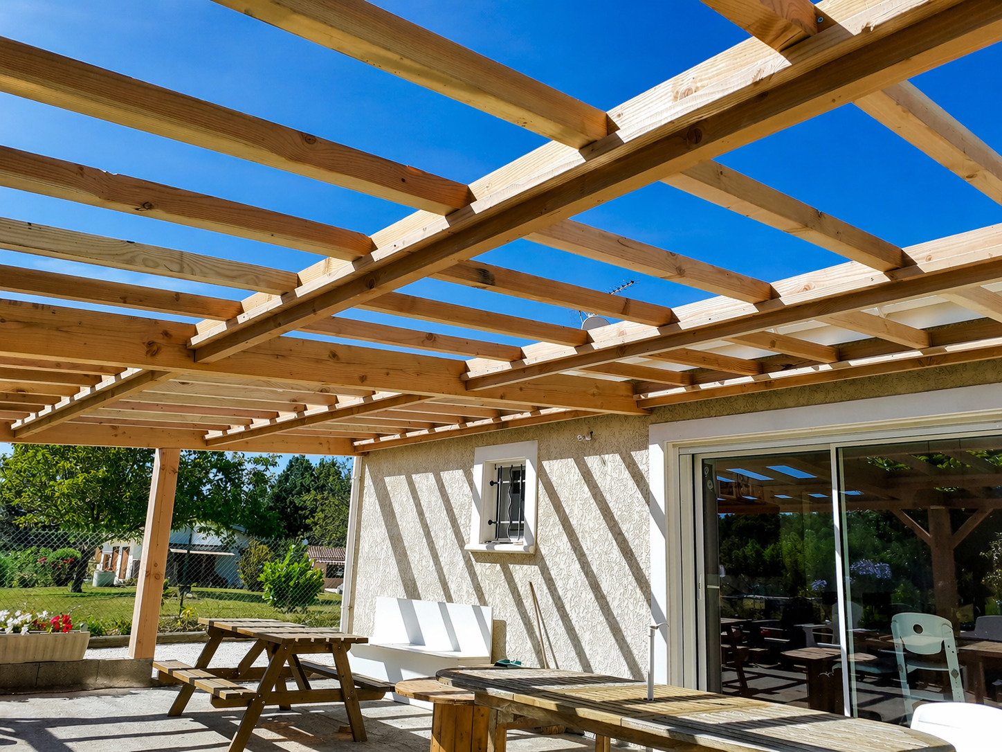 Pergola bois sur mesure à Graulhet dans le Tarn, structure assemblée en atelier SNBD Vieu, essences locales certifiées BTMC et PEFC, aménagement extérieur en Occitanie